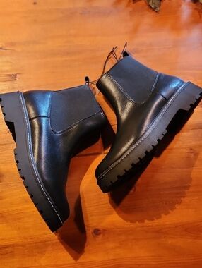 DV by DOLCE VITA Lobera Chelsea Boots - Sleek Slip-On Ankle Boot, New Sz 8